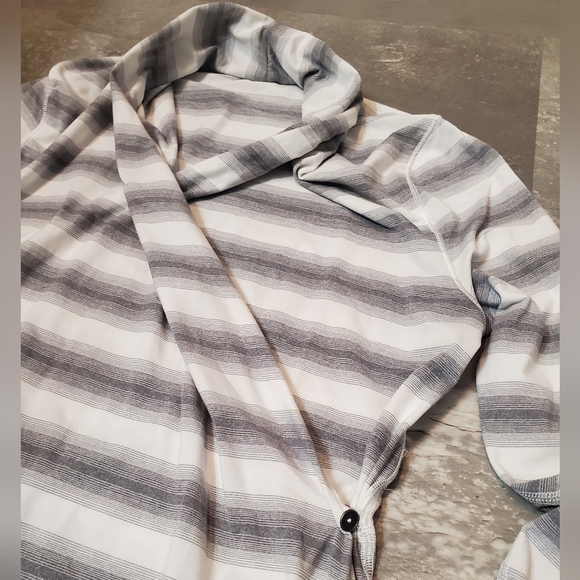 Lululemon Radiant long sleeve top. Striped grey and white. Size 6. Faux wrap. - Picture 3 of 10